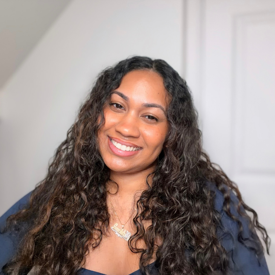 Adrienne (@adoseof.books)
