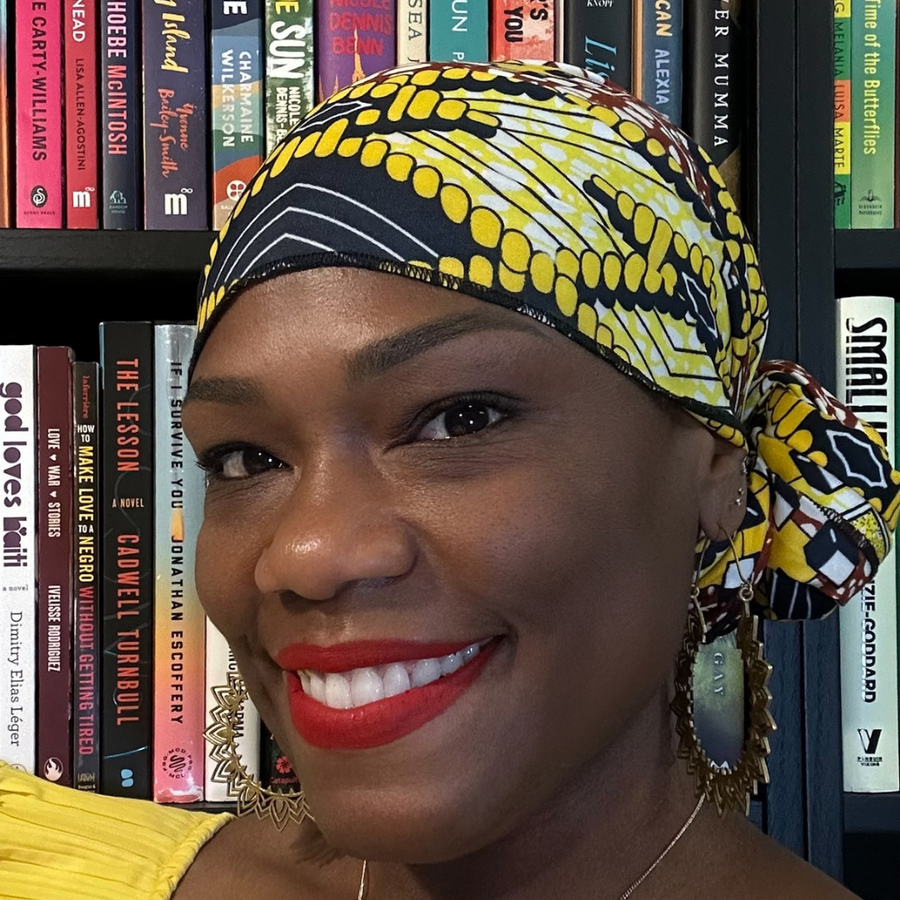 Nia (@readingisavibe)